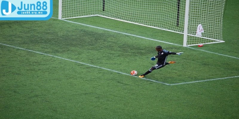 Trọng tài sẽ ra ký hiệu đặc biệt khi thổi phạt gián tiếp trên sân