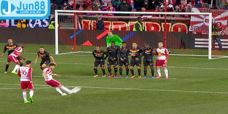 Đá phạt trực tiếp tình huống thường diễn ra ở ngoài vòng cấm địa